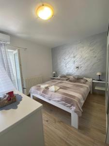 Double Room with Balcony and Sea View room in Apartments and rooms by the sea Palit Rab - 5010