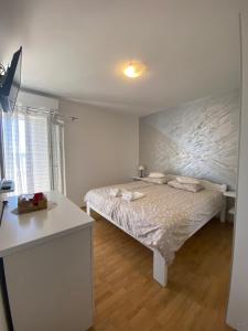Double Room with Balcony and Sea View room in Apartments and rooms by the sea Palit Rab - 5010
