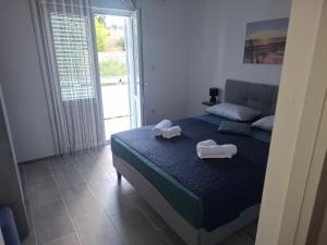 Apartments with parking space Palit, Rab - 24800
