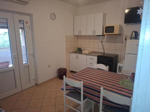 Apartments with parking space Palit, Rab - 24800