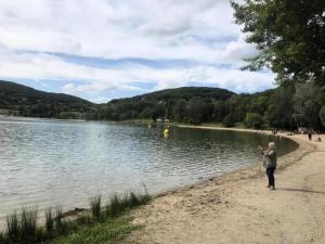Maisons de vacances Lakeside Cottage Roziers Retreat, cleaning included : Maison de Vacances 2 Chambres