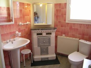 Maisons de vacances Charmant gite avec jardin privatif, cheminee et tennis gratuit a Saint-Ennemond - FR-1-489-11 : photos des chambres