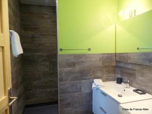 Maisons de vacances Maison renovee avec jardin, animaux acceptes, climatisation, parking - FR-1-489-36 : photos des chambres