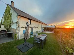 Maisons de vacances Charmant gite avec jardin cloture, cheminee et nombreux equipements pres des stations thermales - FR-1-489-159 : photos des chambres