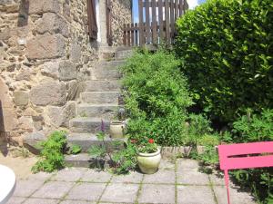 Maisons de vacances Maison familiale avec jardin clos, cheminee, animaux acceptes et internet a Ferrieres-sur-Sichon - FR-1-489-552 : photos des chambres