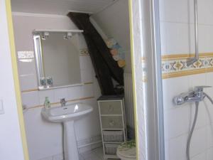 Maisons de vacances Maison familiale avec jardin clos, cheminee, animaux acceptes et internet a Ferrieres-sur-Sichon - FR-1-489-552 : photos des chambres