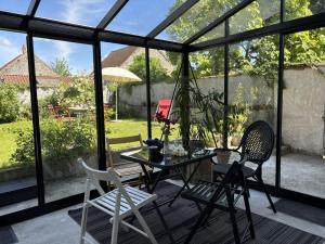 Maisons de vacances Maison authentique avec jardin clos, verriere et velos a Charroux - FR-1-489-538 : photos des chambres