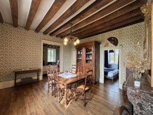 Maisons de vacances Grande demeure, jardin clos, clim, proche Moulins - gite avec draps et menage inclus - FR-1-489-126 : photos des chambres