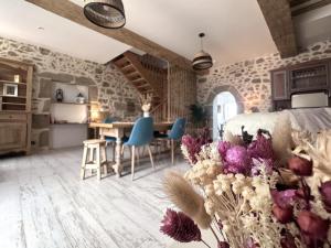 Maisons de vacances Gite rustique renove avec jeux pour enfants, climatisation et jardin privatif a Rocles - FR-1-489-546 : photos des chambres