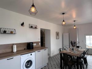 Maisons de vacances Gite rustique renove avec jeux pour enfants, climatisation et jardin privatif a Rocles - FR-1-489-546 : photos des chambres