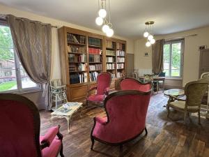 Maisons de vacances Maison Bourgeoise de Charme avec Spa, Parc et Activites - FR-1-489-541 : photos des chambres