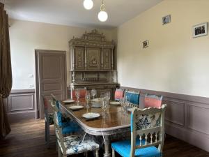 Maisons de vacances Maison Bourgeoise de Charme avec Spa, Parc et Activites - FR-1-489-541 : photos des chambres