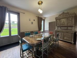 Maisons de vacances Maison Bourgeoise de Charme avec Spa, Parc et Activites - FR-1-489-541 : photos des chambres
