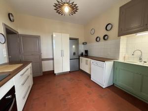 Maisons de vacances Maison Bourgeoise de Charme avec Spa, Parc et Activites - FR-1-489-541 : photos des chambres