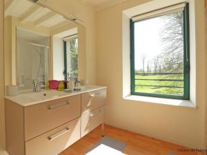 Maisons de vacances Maison en pierres avec Grand Jardin, WIFI, tout inclus - FR-1-497-170 : photos des chambres