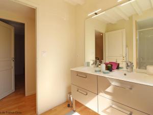 Maisons de vacances Maison en pierres avec Grand Jardin, WIFI, tout inclus - FR-1-497-170 : photos des chambres