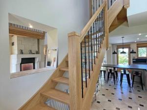 Maisons de vacances Maison de campagne avec spa, jardin clos, jeux pour enfants et chemin de randonnee a proximite - FR-1-497-211 : photos des chambres