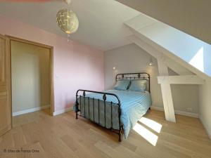 Maisons de vacances Maison de campagne avec spa, jardin clos, jeux pour enfants et chemin de randonnee a proximite - FR-1-497-211 : photos des chambres