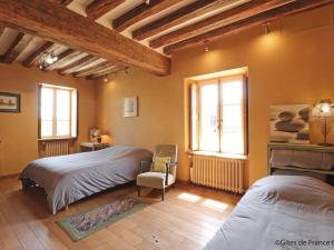Maisons de vacances Maison de charme avec piscine interieure, grand jardin, et paysages magnifiques en pleine campagne - FR-1-497-164 : photos des chambres