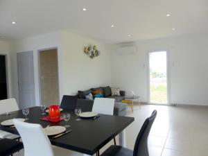 Maisons de vacances Gite Champetre Confort moderne avec Terrasse, Jardin Clos et Climatisation pres de Vichy - FR-1-489-492 : photos des chambres