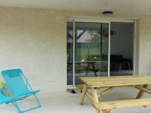 Maisons de vacances Gite Champetre Confort moderne avec Terrasse, Jardin Clos et Climatisation pres de Vichy - FR-1-489-492 : photos des chambres