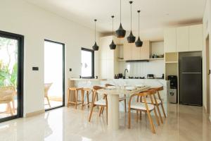 Balimmo 3 Bedrooms Tropical Modern Villa