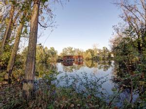 Maisons de vacances Chalets confortables au bord d'un etang avec terrasse, jardin et nombreuses activites. - FR-1-496-78 : photos des chambres