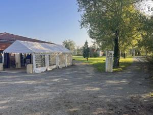 Maisons de vacances Chalets confortables au bord d'un etang avec terrasse, jardin et nombreuses activites. - FR-1-496-78 : photos des chambres