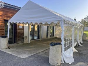 Maisons de vacances Chalets confortables au bord d'un etang avec terrasse, jardin et nombreuses activites. - FR-1-496-78 : photos des chambres