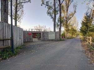 Maisons de vacances Chalets confortables au bord d'un etang avec terrasse, jardin et nombreuses activites. - FR-1-496-78 : photos des chambres