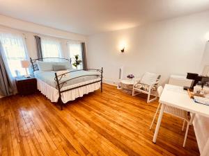 Prime and Precious location The Red House Room3