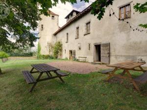 Maisons de vacances Gite historique avec piscine, WiFi, animaux acceptes - FR-1-496-26 : photos des chambres