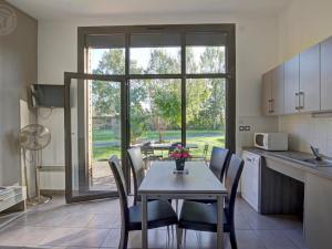 Maisons de vacances Chalets bord d'etang avec terrasse privee et equipements loisir, parfaits pour une escapade nature - FR-1-496-79 : photos des chambres