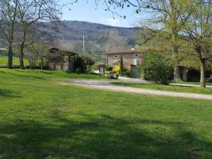 Gîte en Pierre avec Piscine Privée et Terrasse Couverte - FR-1-496-202