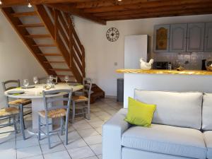 Maisons de vacances Gite de charme avec piscine privee, terrasse et cour close a Saint-Appolinard - FR-1-496-202 : photos des chambres