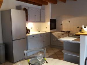 Gîte en Pierre avec Piscine Privée et Terrasse Couverte - FR-1-496-202