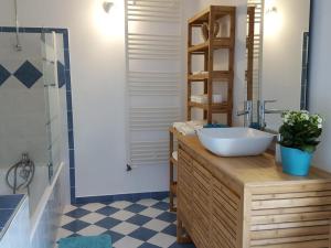 Gîte en Pierre avec Piscine Privée et Terrasse Couverte - FR-1-496-202