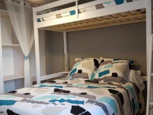 Gîte en Pierre avec Piscine Privée et Terrasse Couverte - FR-1-496-202