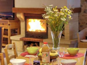 Maisons de vacances Gite spacieux avec cheminee, proche foret, VTT et randonnees, ideal pour familles et detente - FR-1-496-36 : photos des chambres