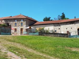 Maisons de vacances Grande maison de campagne avec cheminee, jardin et Wifi - FR-1-496-273 : photos des chambres