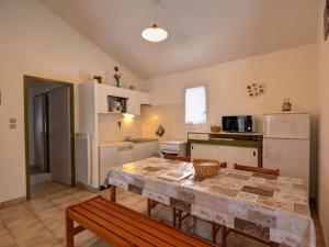 Chalet à Usson-en-Forez avec cheminée, animaux admis et terrasse - FR-1-496-163