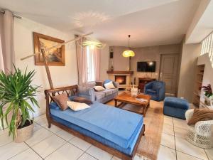 Maisons de vacances Gite de charme avec spa, sauna et jardin privatif a Montbrison - FR-1-496-309 : photos des chambres