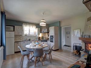 Maisons de vacances Maison lumineuse avec jardin, garage, jeux exterieurs, animaux acceptes - FR-1-496-291 : photos des chambres