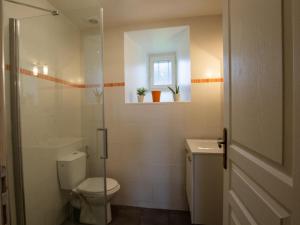 Maisons de vacances Maison familiale avec piscine privee, jeux pour enfants, salle de sport et Wifi en Dordogne - FR-1-616-70 : photos des chambres