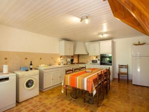 Maisons de vacances Maison perigourdine avec piscine et jardin a Saint-Avit-Senieur - FR-1-616-104 : photos des chambres
