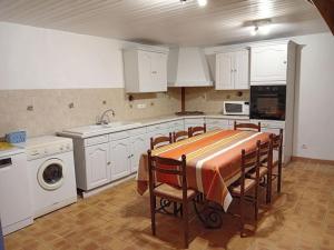 Maisons de vacances Maison perigourdine avec piscine et jardin a Saint-Avit-Senieur - FR-1-616-104 : photos des chambres