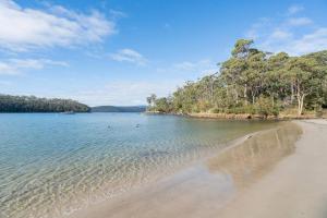 Tasman Breeze - Beachside Escape near Historic Site