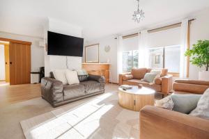 Tasman Breeze - Beachside Escape near Historic Site