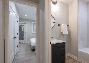 NICE 1BR Apartment near Metro