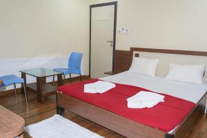 Hotel Synagauge Street, Camp